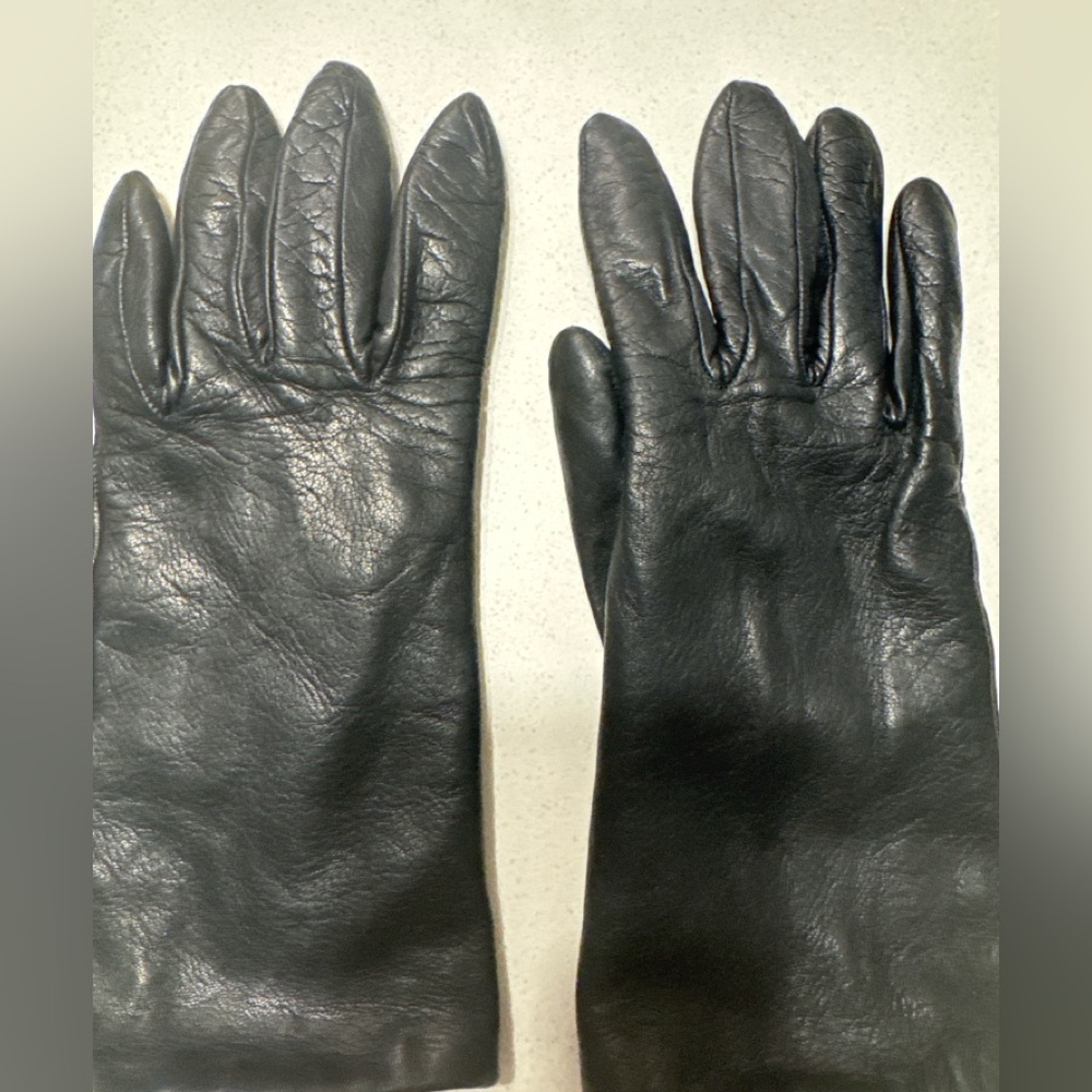 Henri Bendel Black Leather Gloves Classic Design